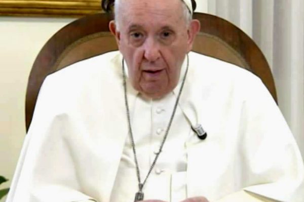 Papa Francesco a Che tempo che fa: "La guerra viene prima delle persone"